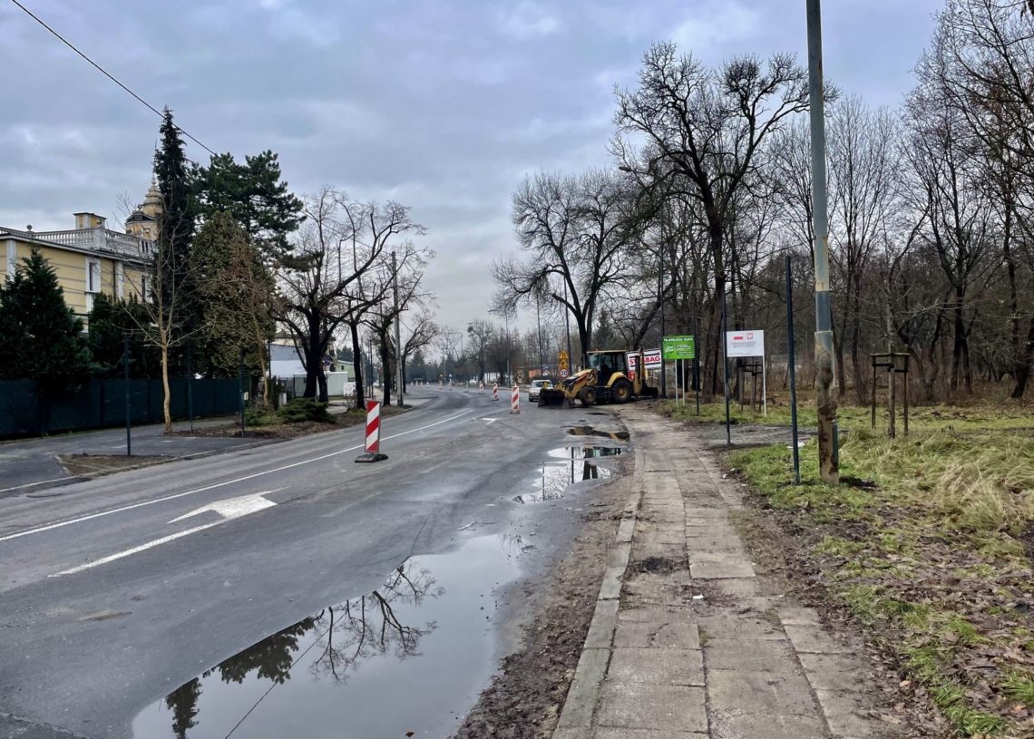 Modernizacja Krakowskiej dobiega końca, a na Śmigłego-Rydza nadal nie ma asfaltu na drugiej nitce [ZDJĘCIA + WIDEO]