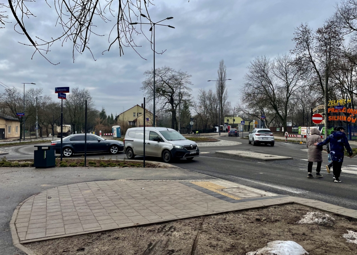 Modernizacja Krakowskiej dobiega końca, a na Śmigłego-Rydza nadal nie ma asfaltu na drugiej nitce [ZDJĘCIA + WIDEO]