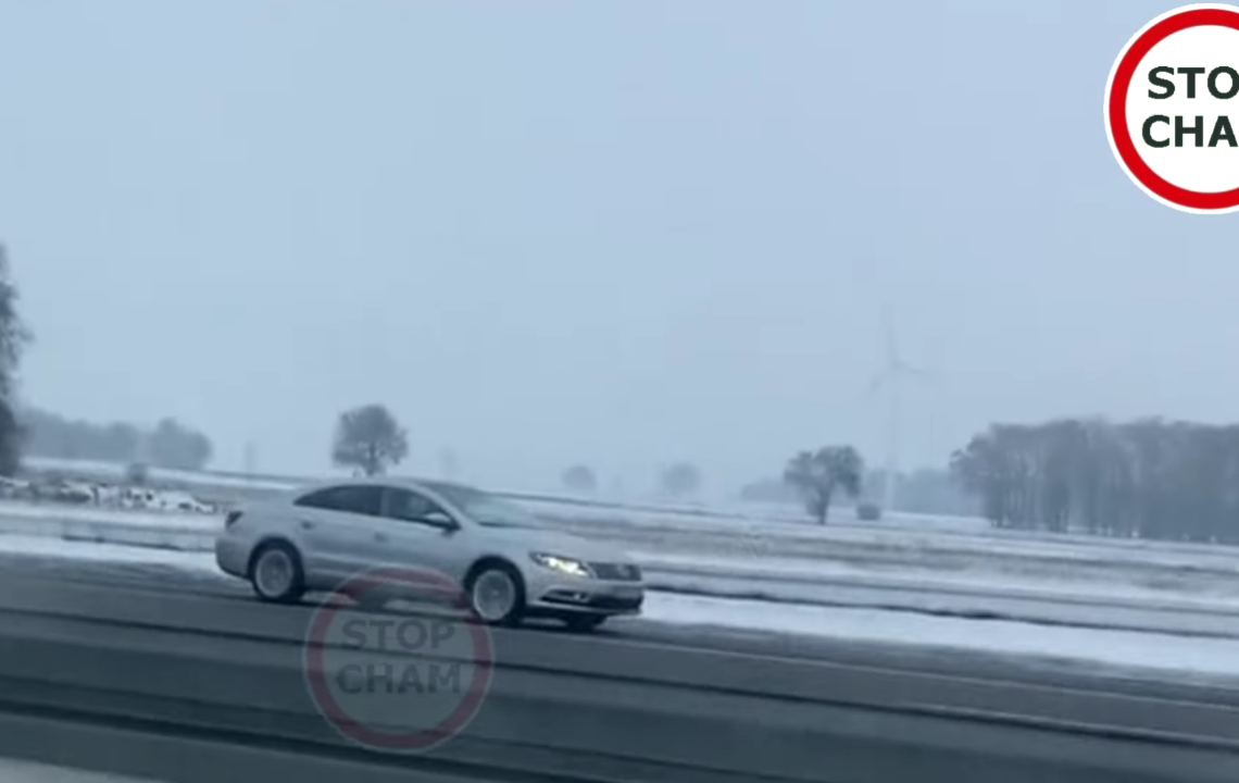 Pod prąd na A1. Foto: Stop Cham