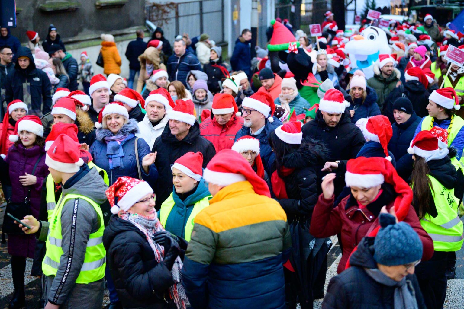 Jarmark bożonarodzeniowy i świąteczna parada w Pabianicach | 2023-12-17