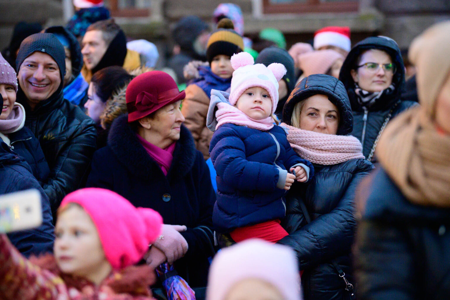 Jarmark bożonarodzeniowy i świąteczna parada w Pabianicach | 2023-12-17