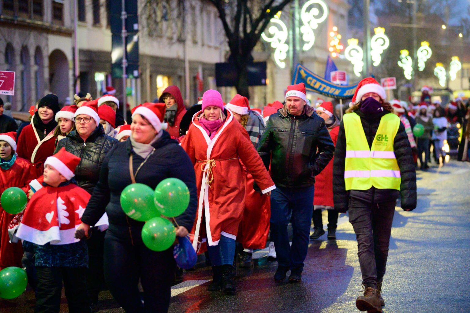 Jarmark bożonarodzeniowy i świąteczna parada w Pabianicach | 2023-12-17