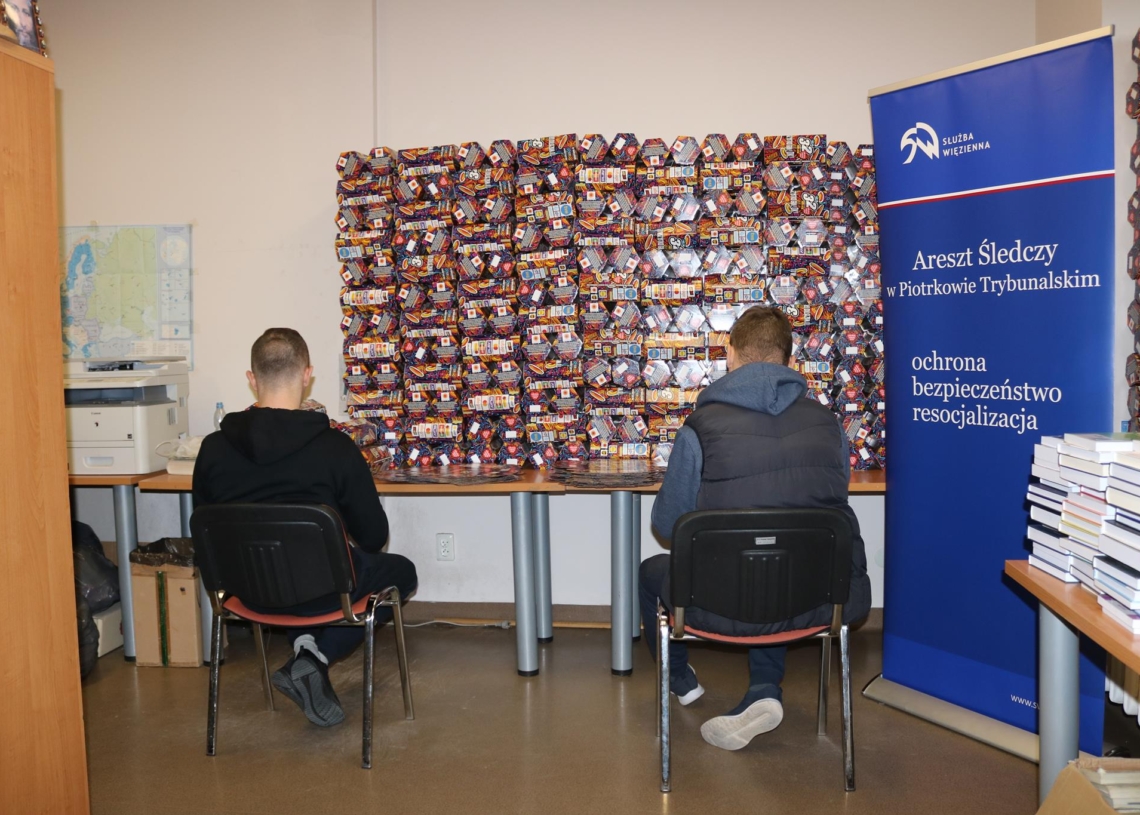 Osadzeni piotrkowskiego Aresztu Śledczego składają puszki dla wolontariuszy WOŚP
