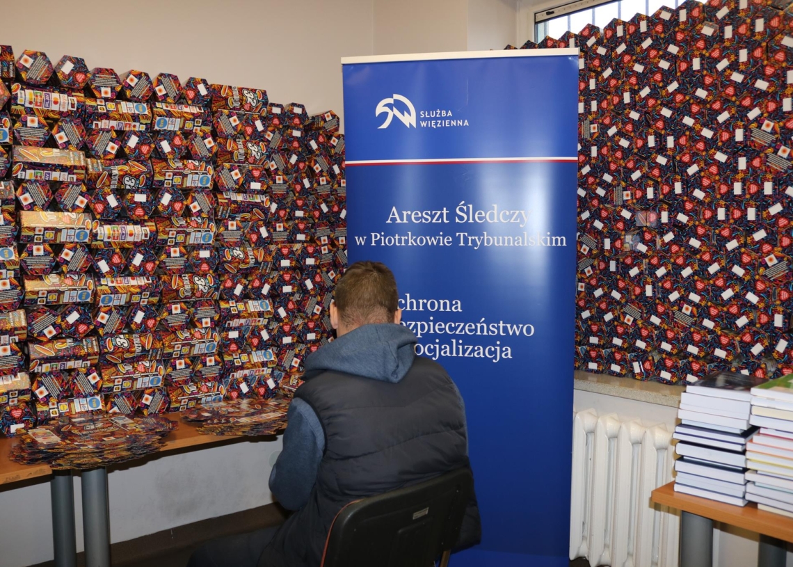 Osadzeni piotrkowskiego Aresztu Śledczego składają puszki dla wolontariuszy WOŚP