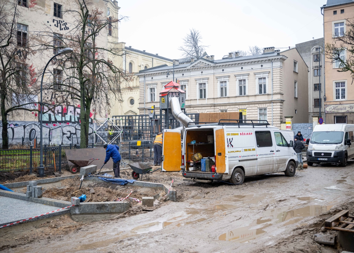 Przebudowa pl. Komuny Paryskiej – rozpoczęło się układanie podbudowy pod nową drogę
