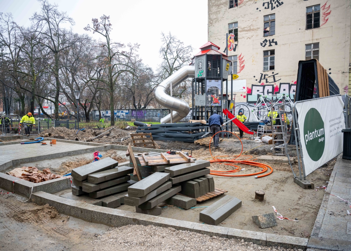 Przebudowa pl. Komuny Paryskiej – rozpoczęło się układanie podbudowy pod nową drogę