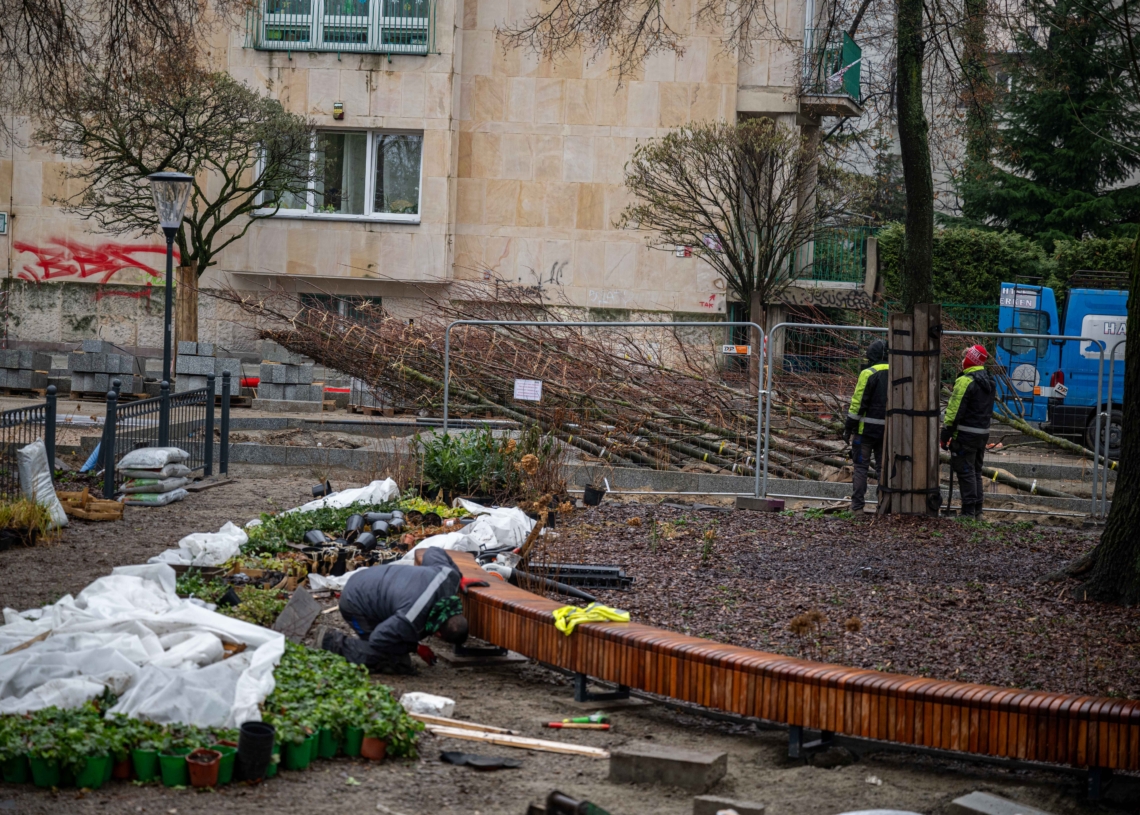 Przebudowa pl. Komuny Paryskiej – rozpoczęło się układanie podbudowy pod nową drogę