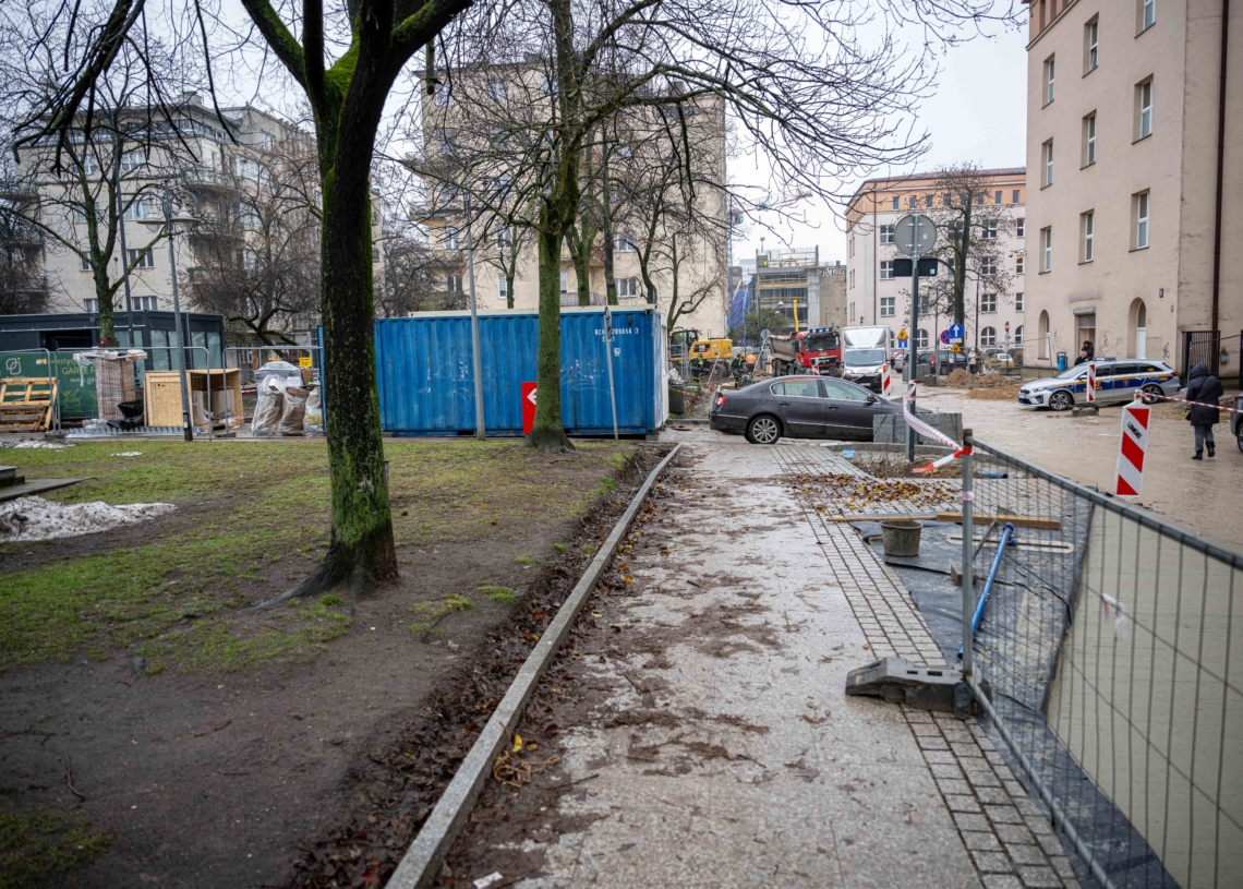 Przebudowa pl. Komuny Paryskiej – rozpoczęło się układanie podbudowy pod nową drogę