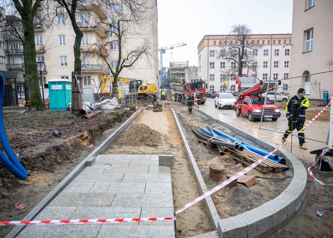Przebudowa pl. Komuny Paryskiej – rozpoczęło się układanie podbudowy pod nową drogę