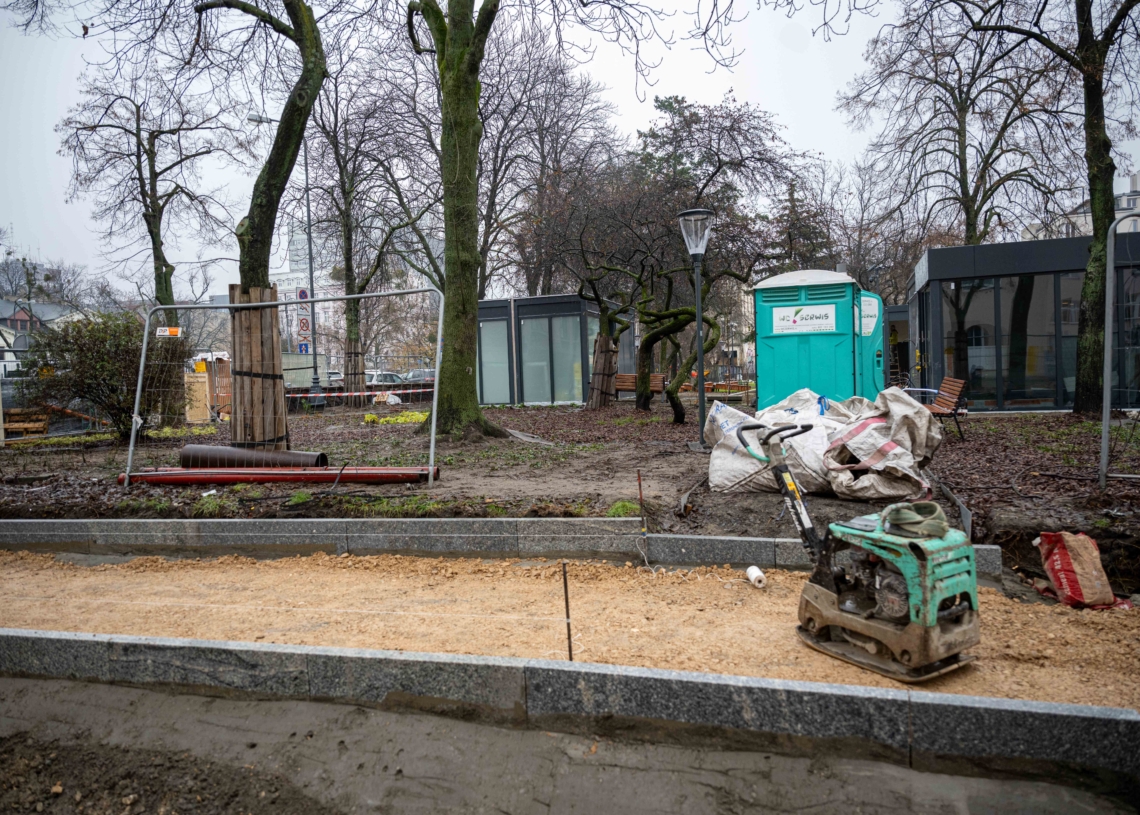 Przebudowa pl. Komuny Paryskiej – rozpoczęło się układanie podbudowy pod nową drogę