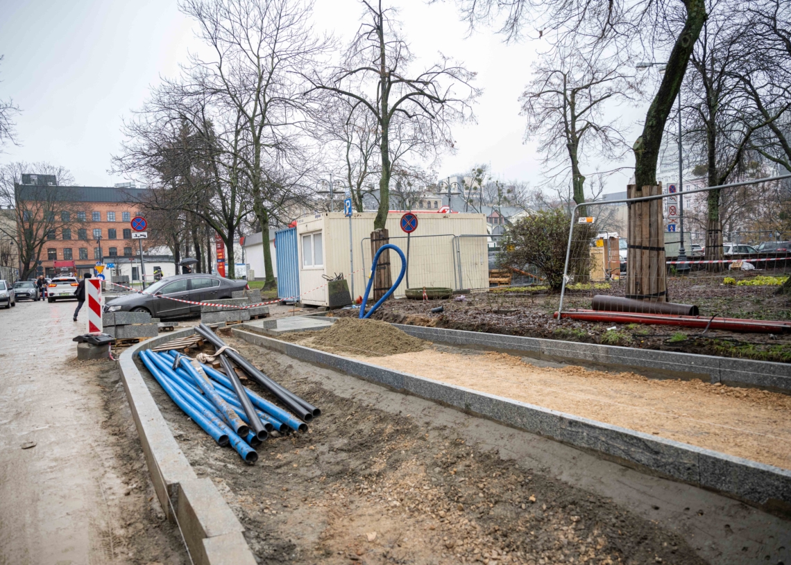 Przebudowa pl. Komuny Paryskiej – rozpoczęło się układanie podbudowy pod nową drogę
