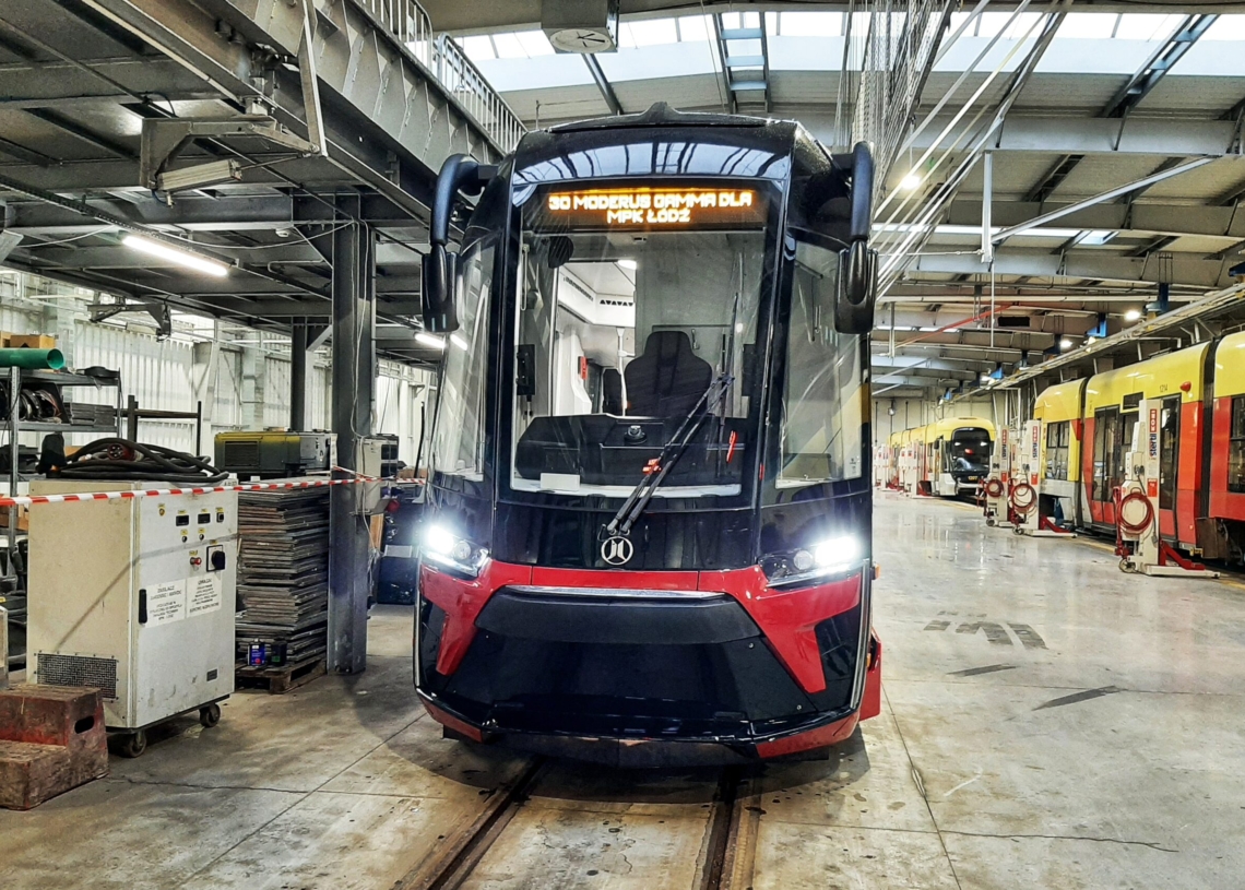 Co z pieniędzmi dla Łodzi z KPO? Politycy PiS pytają, rządzący odpowiadają 1 Tramwaj Moderus. MPK-Łódź. Foto. Marek Szybka