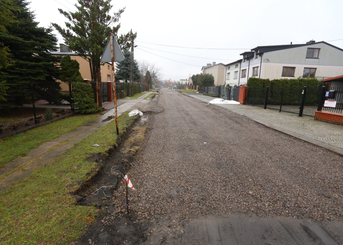 Wkrótce mają się rozpocząć remonty osiedlowych ulic, a wymiana nawierzchni na niektórych głównych drogach utknęła w martwym punkcie
