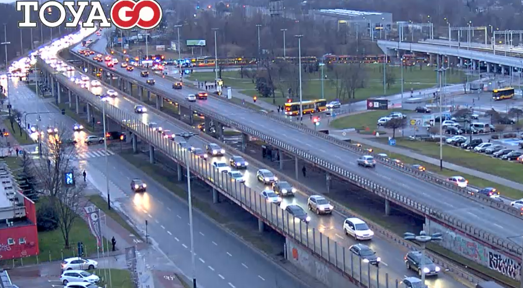 Zderzenie tramwaju linii 14 z osobówką. Spore utrudnienia na Mickiewicza przy Włókniarzy 1 Zderzenie tramwaju linii 14 z osobówką przy dworcu Łódź Kaliska