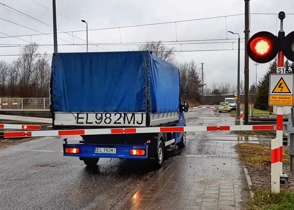 Wyłamanie rogatek na przejeździe kolejowym