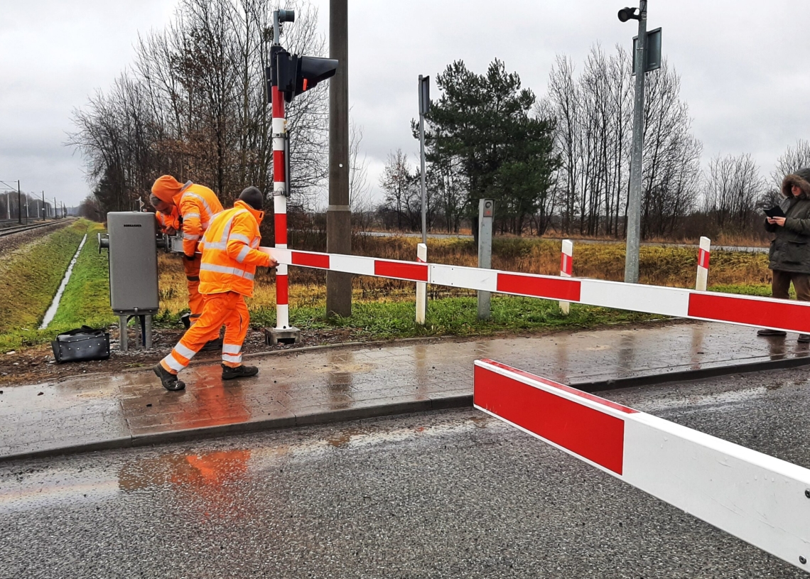 Wyłamanie rogatek na przejeździe kolejowym