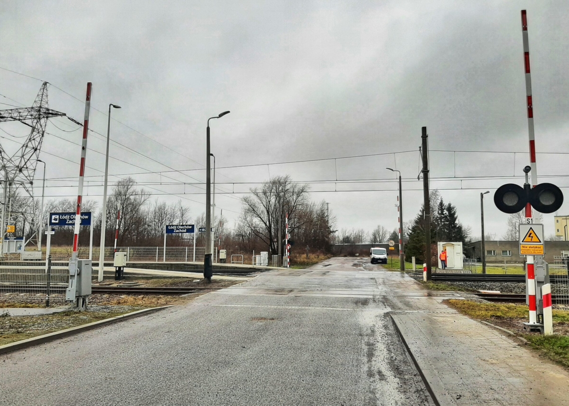 Wyłamanie rogatek na przejeździe kolejowym. Pokaz PKP PLK przy przystanku Łódź Olechów Zachód [ZDJĘCIA + WIDEO]