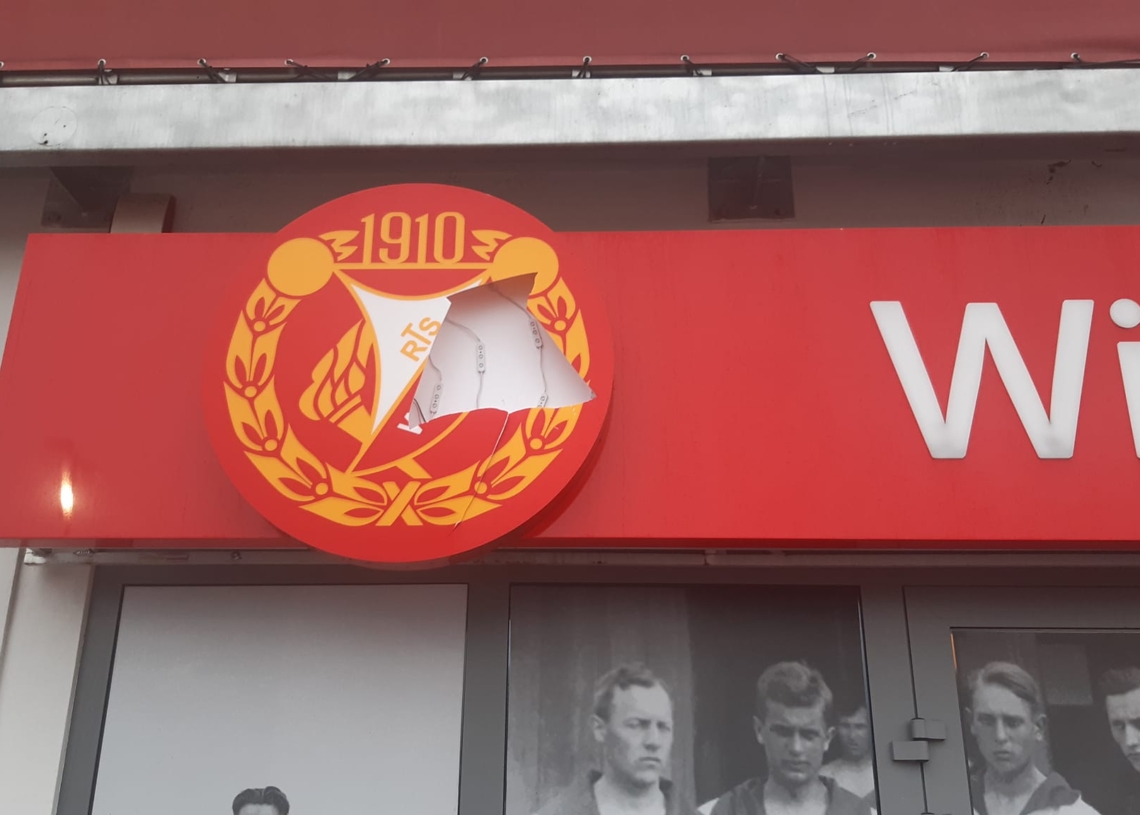 Akt wandalizmu na Widzewie - zniszczone herby nad klubowym muzeum