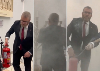 Afera w Sejmie. Grzegorz Braun zgasił gaśnicą menorę chaunkową