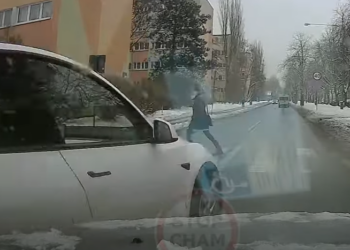 Pirat z tesli wyprzedzał przed przejściem dla pieszych