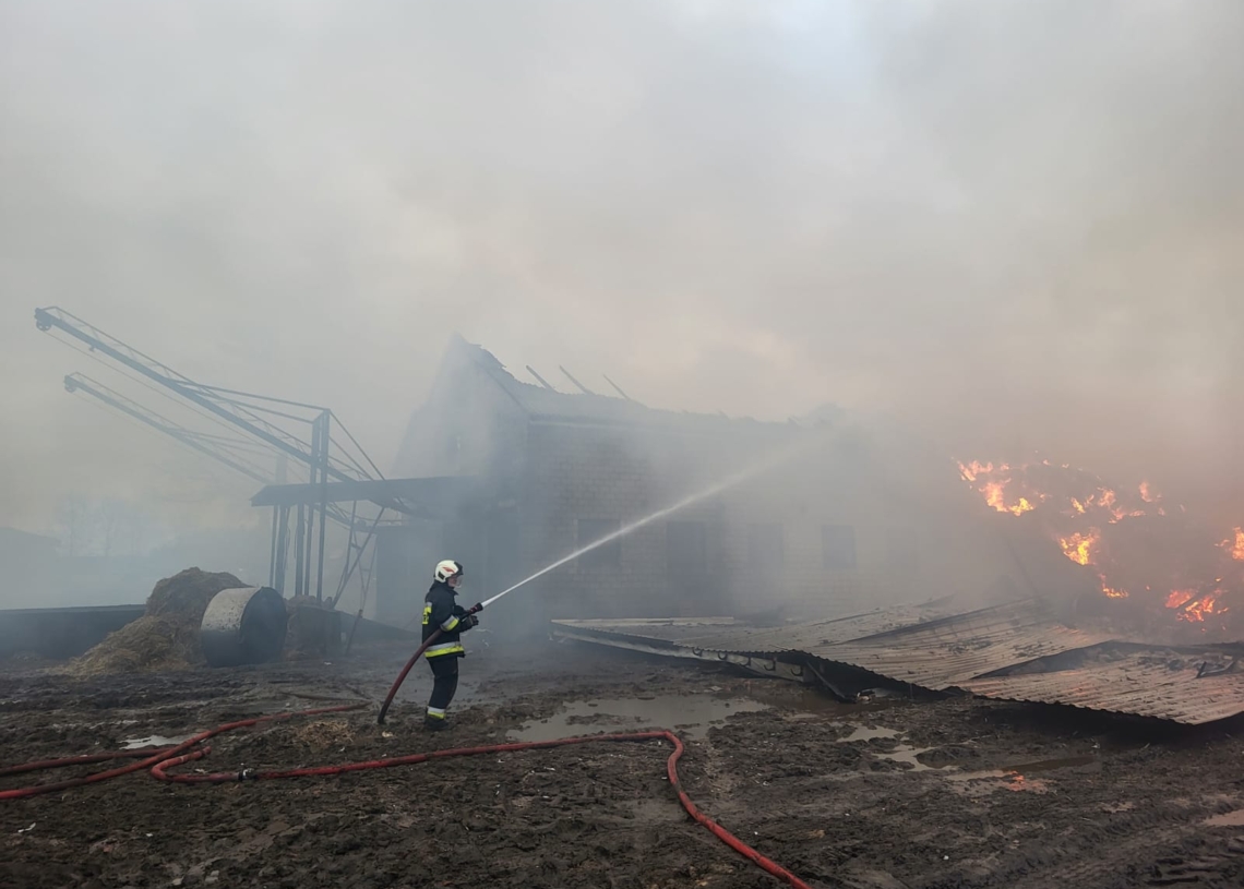 Pożar w miejscowości Rybnik w powiecie sieradzkim. Cztery osoby poszkodowane