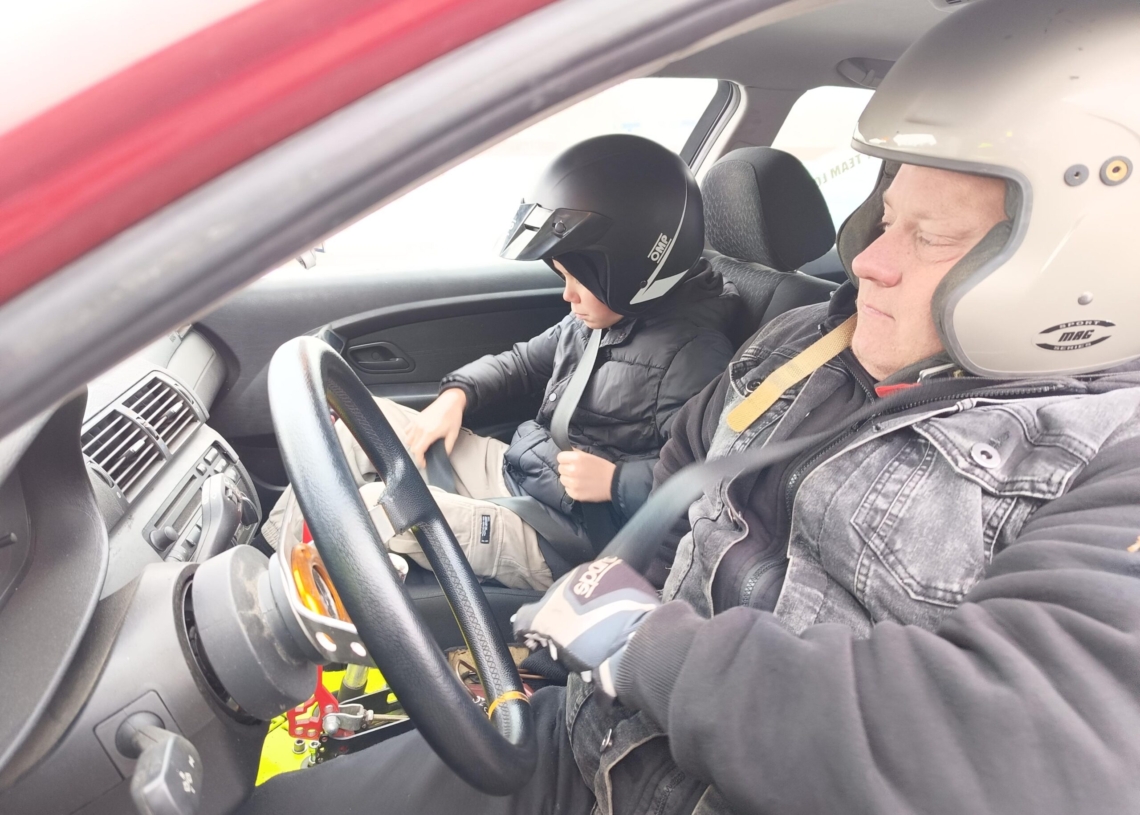 Charytatywny drifting w Sieradzu [WIDEO]