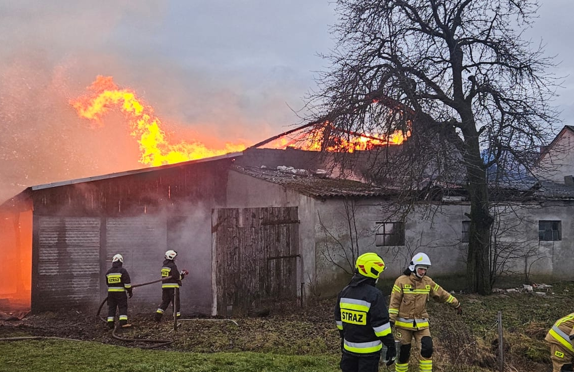 Pożar w miejscowości Rybnik w powiecie sieradzkim. Cztery osoby poszkodowane