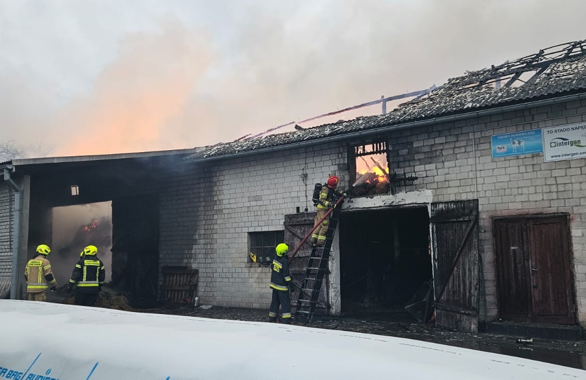 Pożar w miejscowości Rybnik w powiecie sieradzkim. Cztery osoby poszkodowane