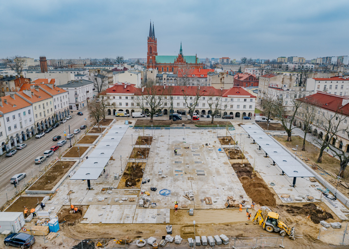 Modernizacja Starego Rynku dobiega końca. W Parku Staromiejskim też jeszcze trwają prace