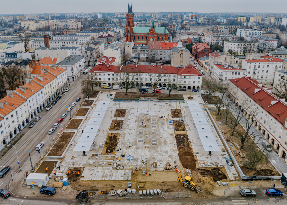 Modernizacja Starego Rynku dobiega końca. W Parku Staromiejskim też jeszcze trwają prace