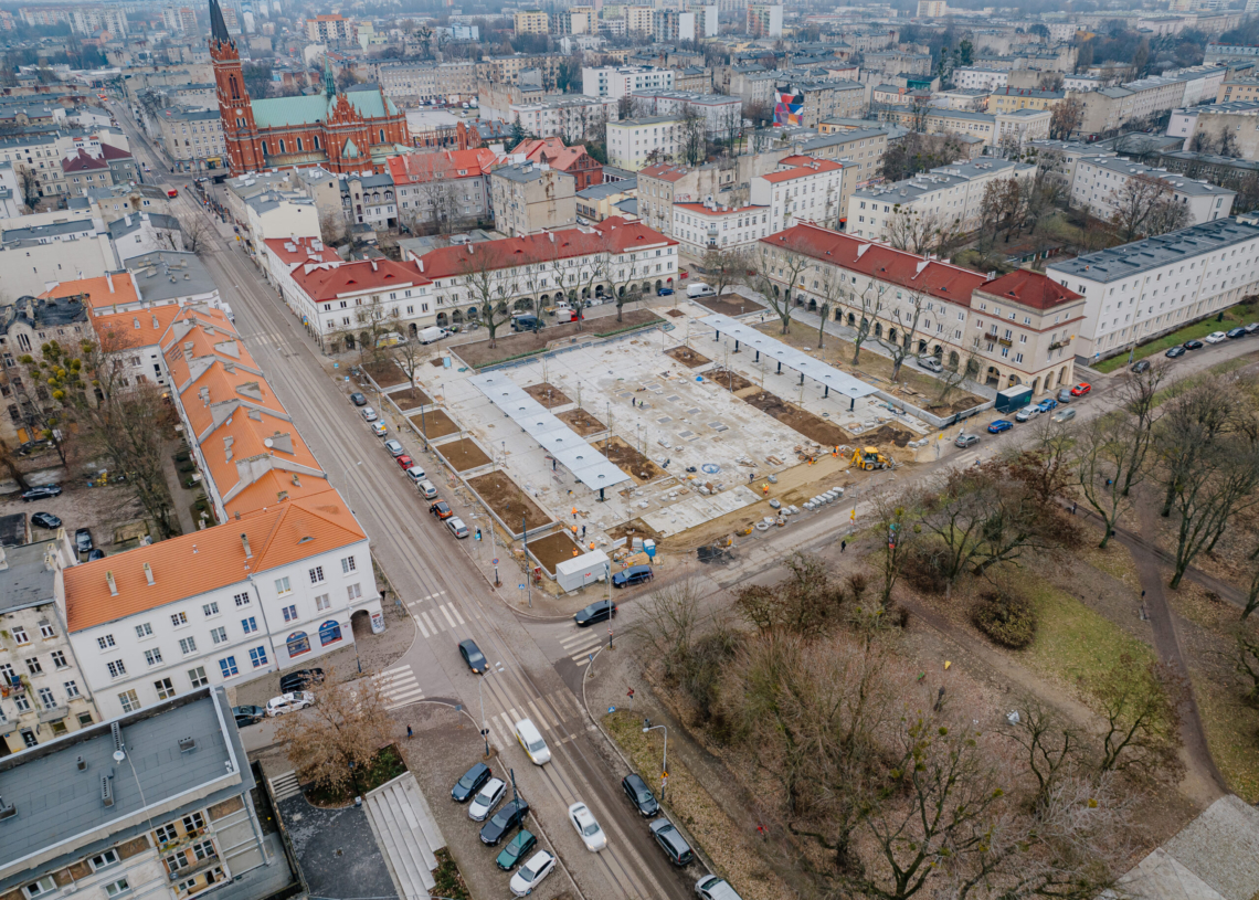 Modernizacja Starego Rynku dobiega końca. W Parku Staromiejskim też jeszcze trwają prace