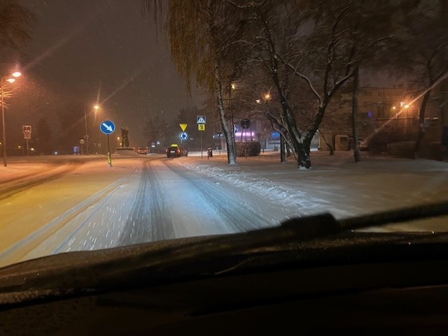 Sporo śniegu i ślisko na drogach w Łódzkiem