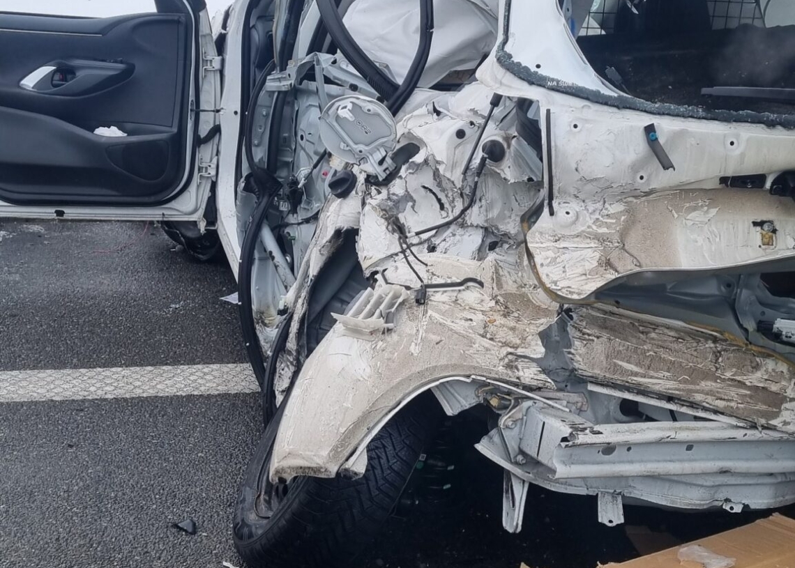 Rozbita toyota na węźle A1/S8. Kierowca w szpitalu