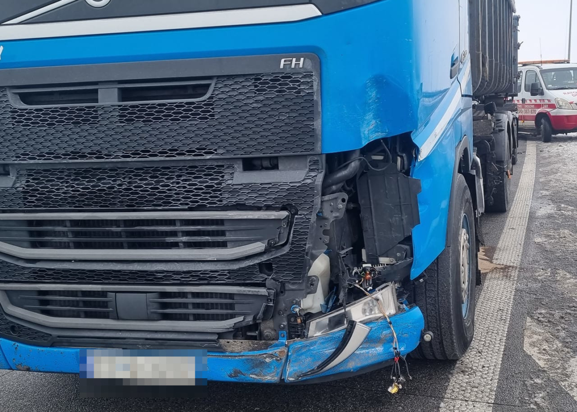 Rozbita toyota na węźle A1/S8