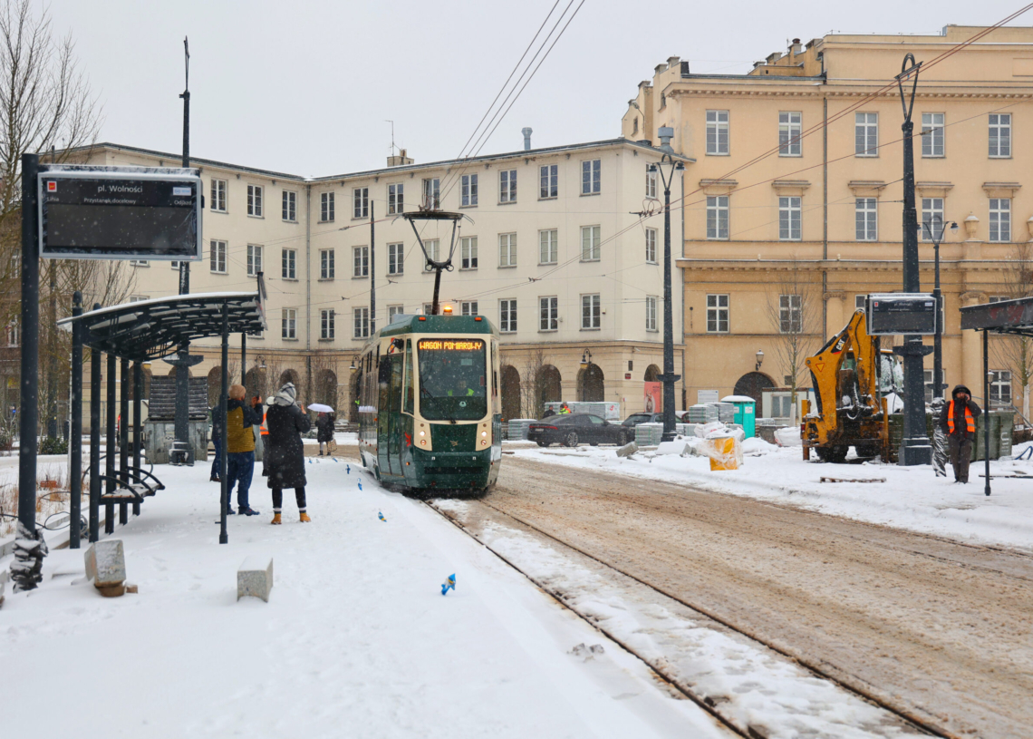 Modernizacja placu Wolności. Test nowego torowiska
