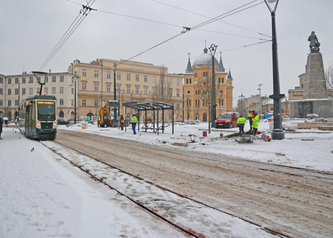 Modernizacja placu Wolności. Test nowego torowiska