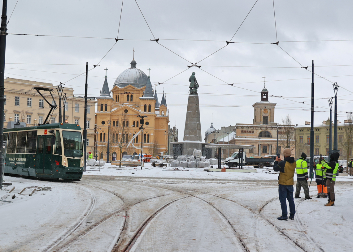 Modernizacja placu Wolności. Test nowego torowiska