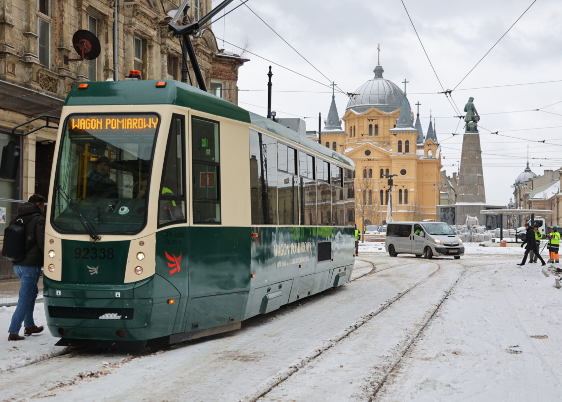 Modernizacja placu Wolności. Test nowego torowiska
