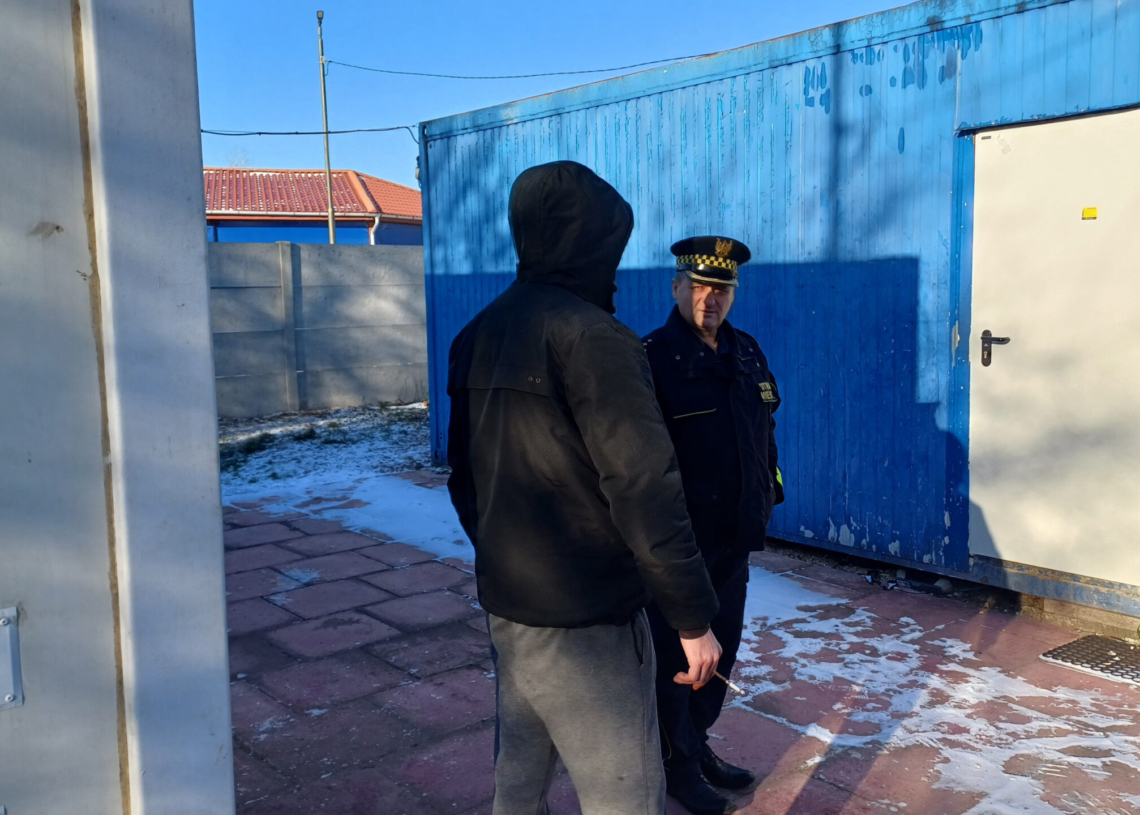 Policjanci i strażnicy miejscy pomagają bezdomnym