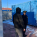 Policjanci i strażnicy miejscy pomagają bezdomnym