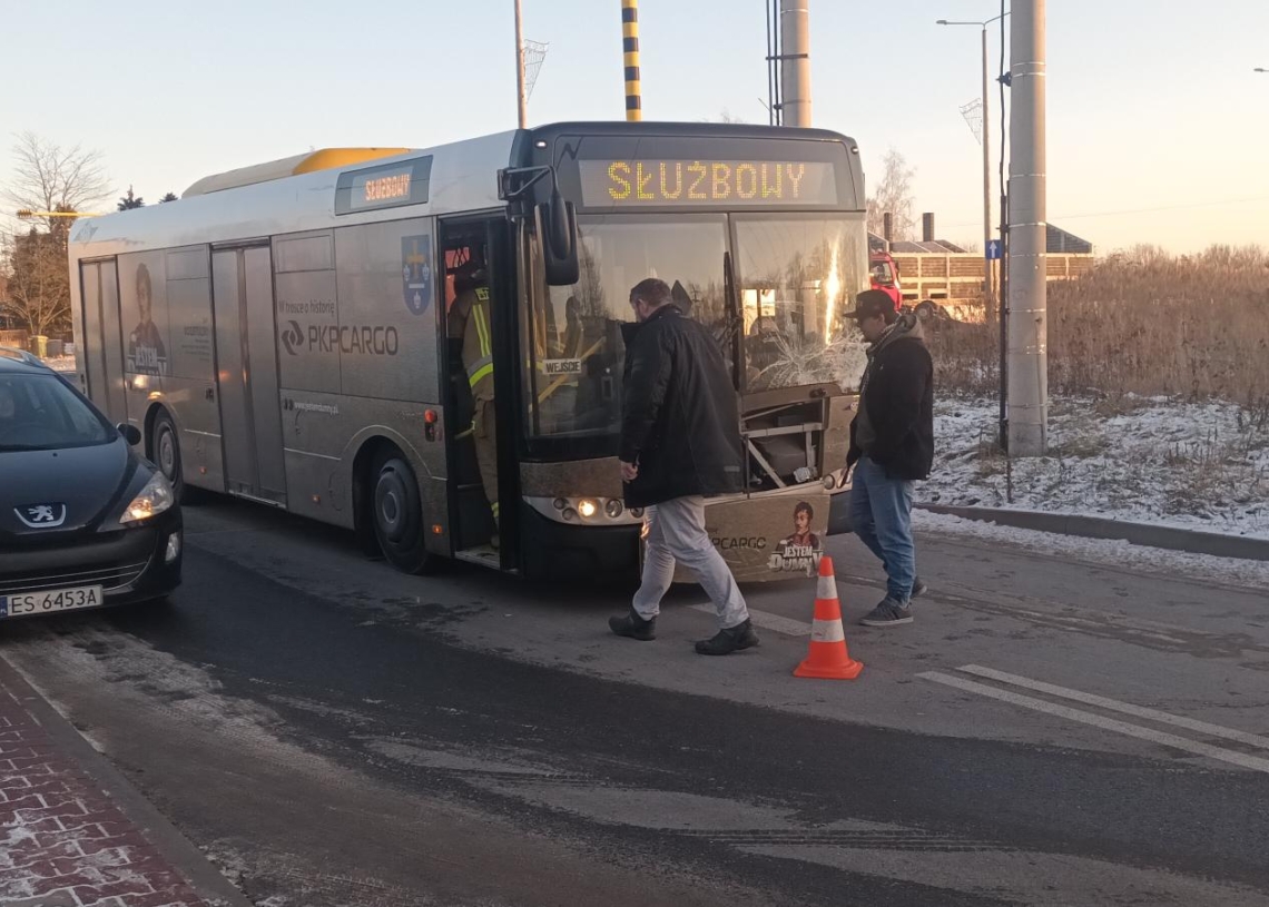 Zderzenie autobusu z lawetą w Skierniewicach