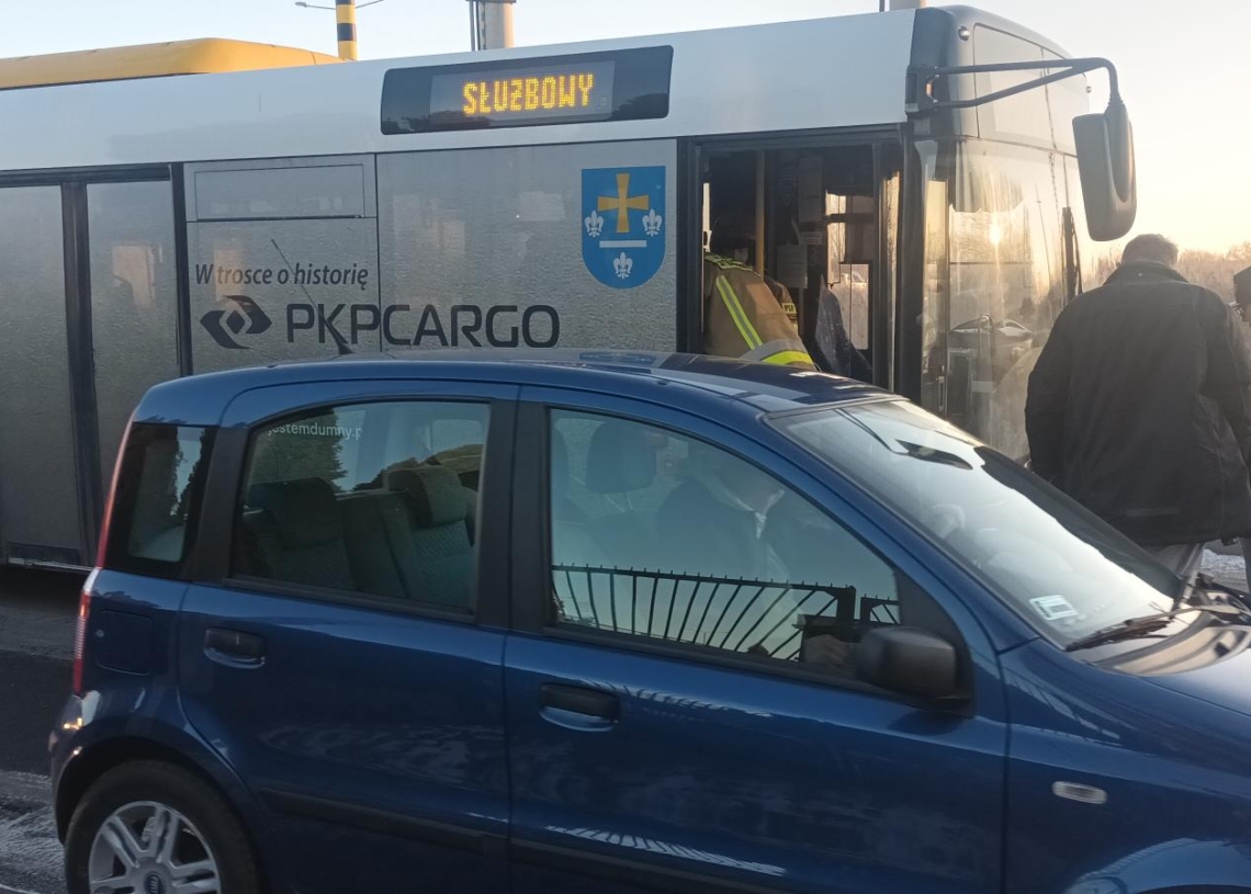 Zderzenie autobusu z lawetą w Skierniewicach