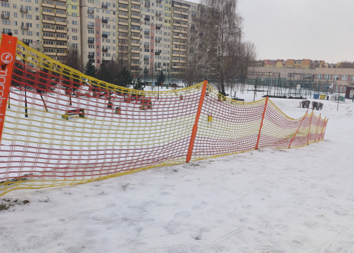 Bełchatów: zabezpieczenie górek saneczkowych specjalnymi siatkami