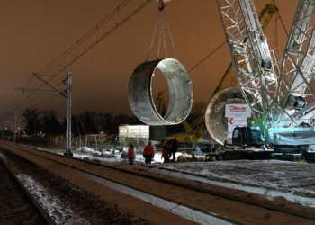 Przenoszenie tarczy TBM Faustyny nad trakcją kolejową