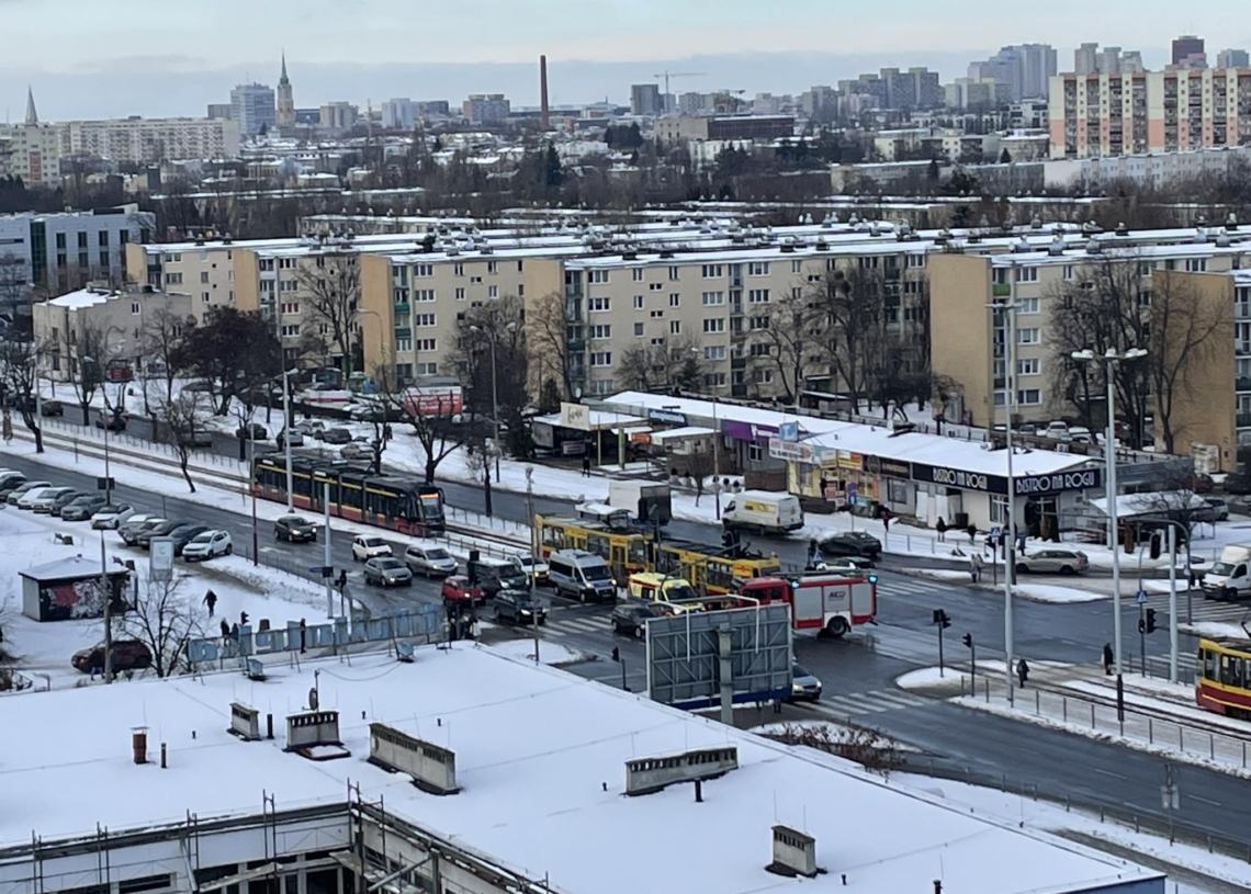 Potrącenie pieszej przez tramwaj linii 2 na Dąbrowskiego. Kobieta przechodziła na czerwonym świetle