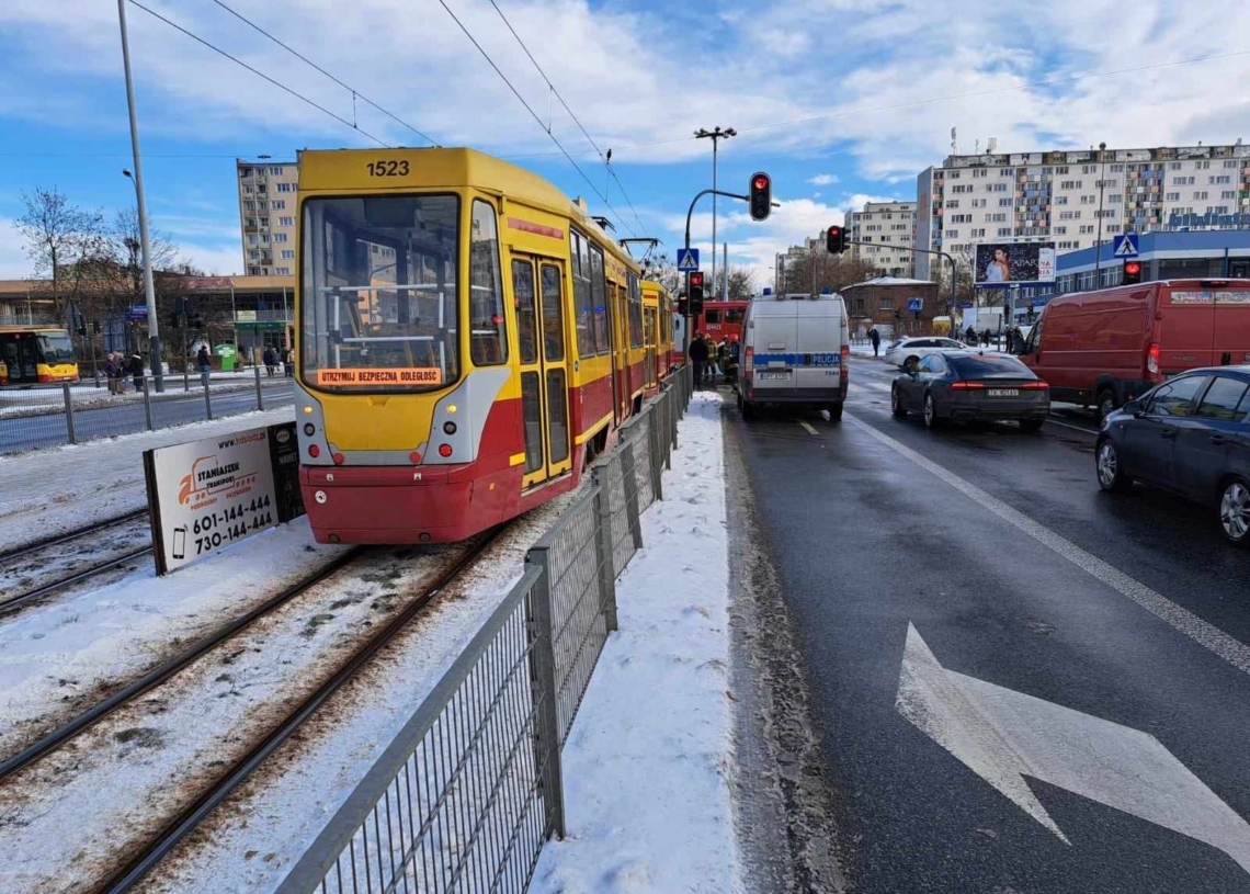 Potrącenie pieszej przez tramwaj linii 2 na Dąbrowskiego. Kobieta przechodziła na czerwonym świetle