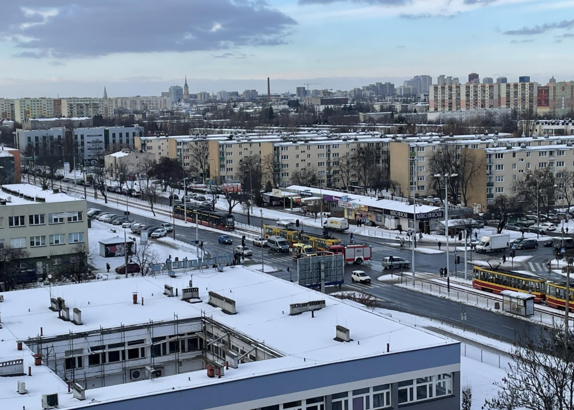 Potrącenie pieszej przez tramwaj linii 2 na Dąbrowskiego. Kobieta przechodziła na czerwonym świetle