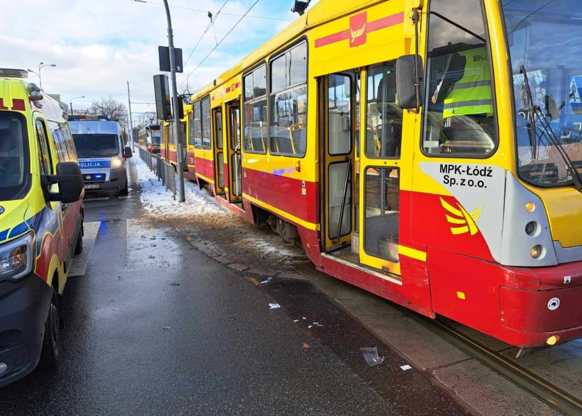 Potrącenie pieszej przez tramwaj linii 2 na Dąbrowskiego. Kobieta przechodziła na czerwonym świetle