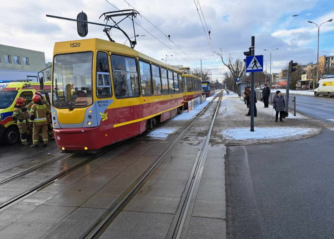 Potrącenie pieszej przez tramwaj linii 2 na Dąbrowskiego. Kobieta przechodziła na czerwonym świetle