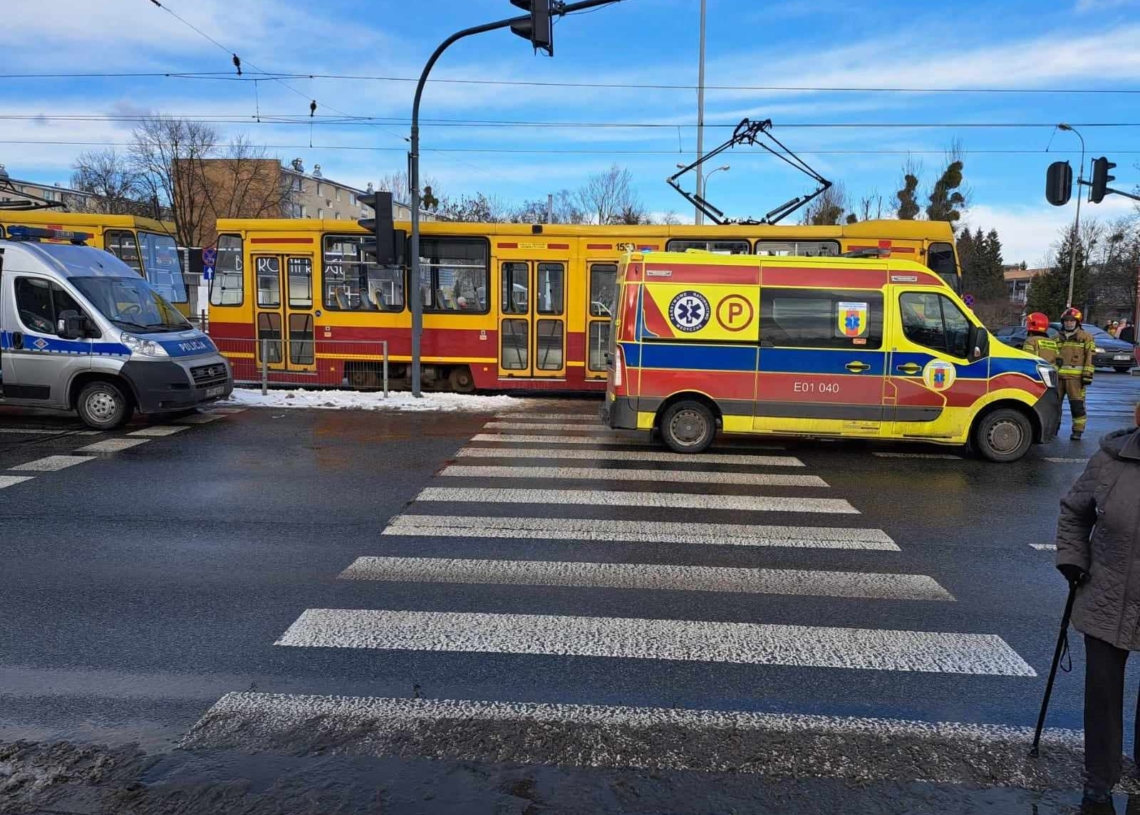 Potrącenie pieszej przez tramwaj linii 2 na Dąbrowskiego. Kobieta przechodziła na czerwonym świetle